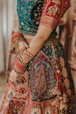 Load image into Gallery viewer, VINTAGE VOGUE
